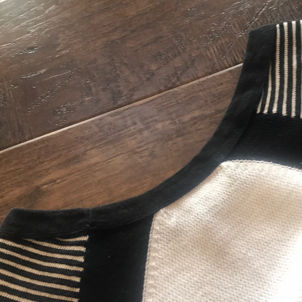 AE Light Sweater - Picture 11 of 12